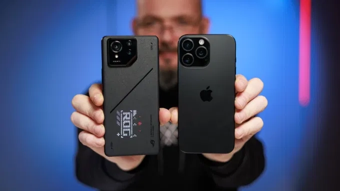 Asus ROG Phone 9 Pro với thiết kế hầm hố, đèn RGB nổi bật so với sự tinh tế của iPhone 16 Pro Max.